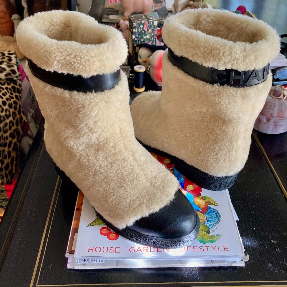 CHANEL Coco Neige shearling boots leather cap toe 2018 18B 38 7 7.5